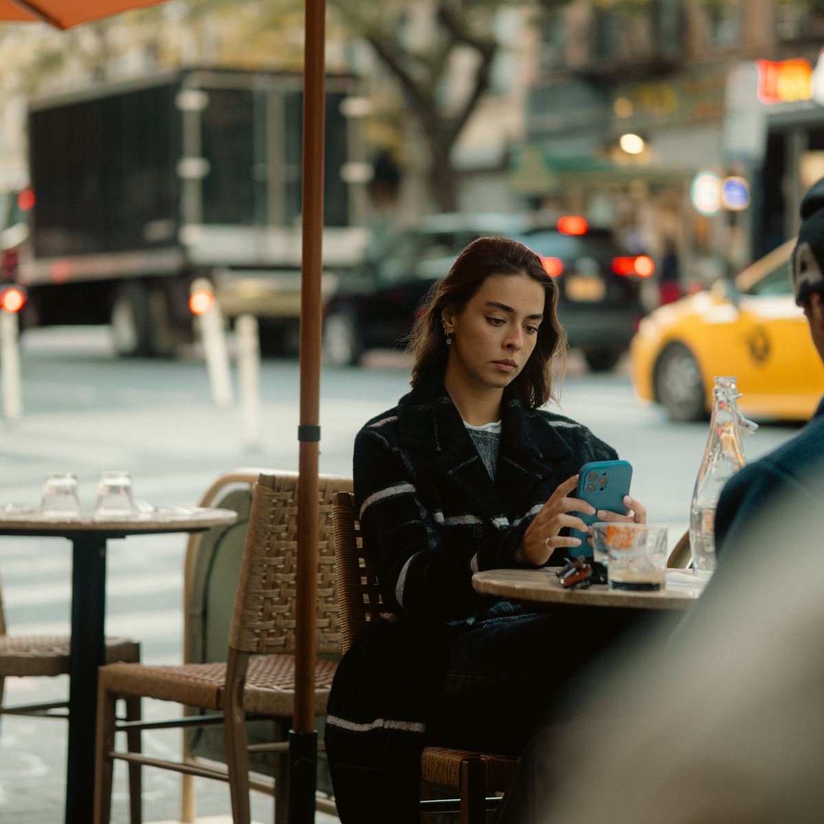 Junge Frau reflektiert achtsam im Café und nutzt das Stimmungstagebuch